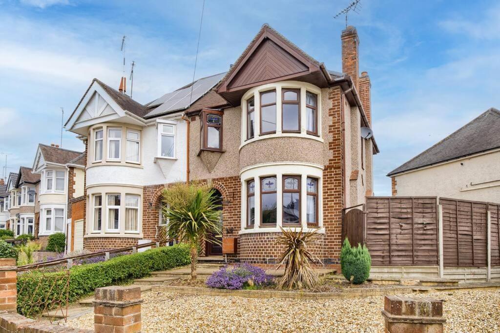 Cozy 3-Bedroom Coventry House with Garden and Entertainment Exterior photo