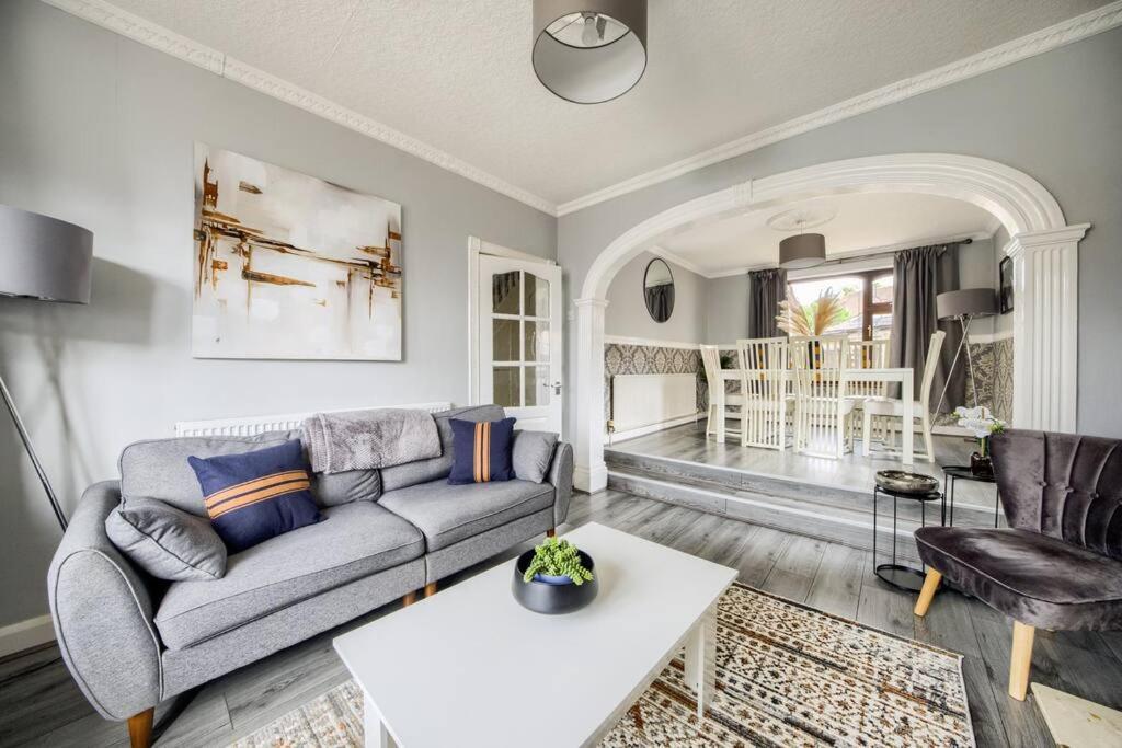 Cozy 3-Bedroom Coventry House with Garden and Entertainment Exterior photo