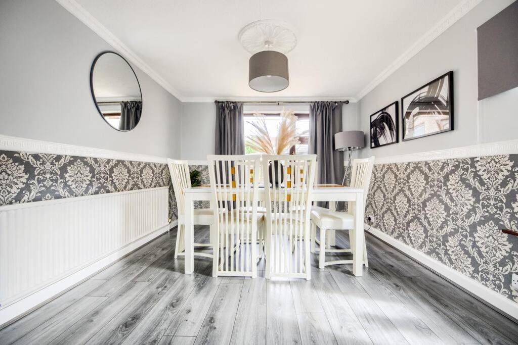 Cozy 3-Bedroom Coventry House with Garden and Entertainment Exterior photo